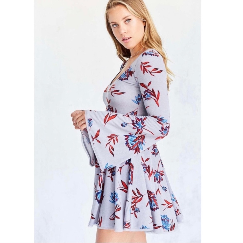 Kimchi Blue | UO Flroal Bell Sleeve Mini Dress - Picture 1 of 8